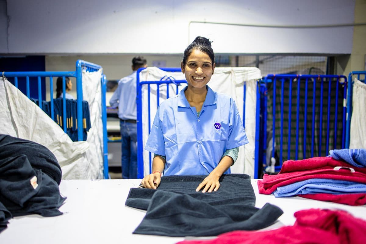 Equipe de lavanderia dobrando roupa